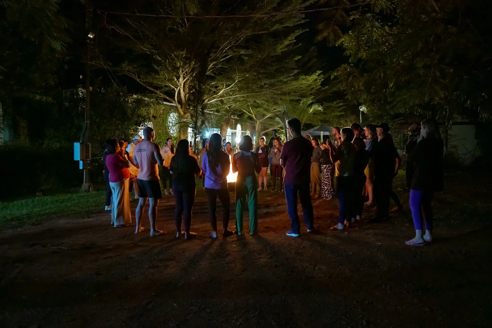 Roda em volta da fogueira à noite
