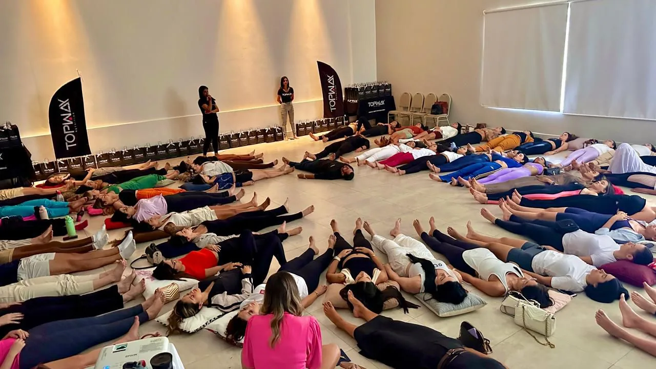 Sala cheia de pessoas em relaxamento